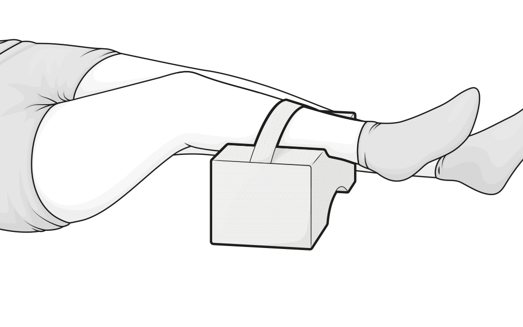 Illustration: Eine Person in Rückenlage hat ein Bein auf dem Kniekissen abgelegt und eins daneben gelegt.	