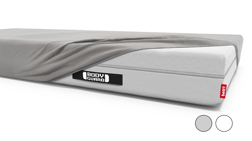 Eine Matratze ist bis auf eine Ecke mit dem Jersey-Spannbettlaken bezogen.