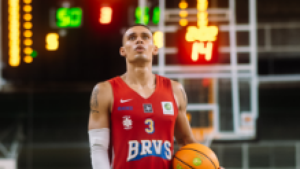 Foto: Ein Spieler der Berlin Braves hält einen Basketball.
