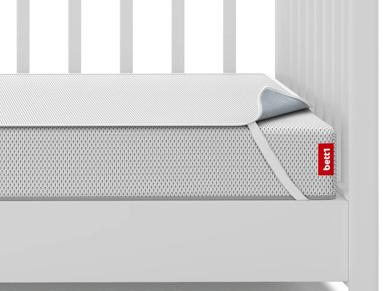 Die BODYGUARD® Kindermatratze mit dem Nässeschutz für Kinder-Matratzen darauf liegt in einem Babybett.	