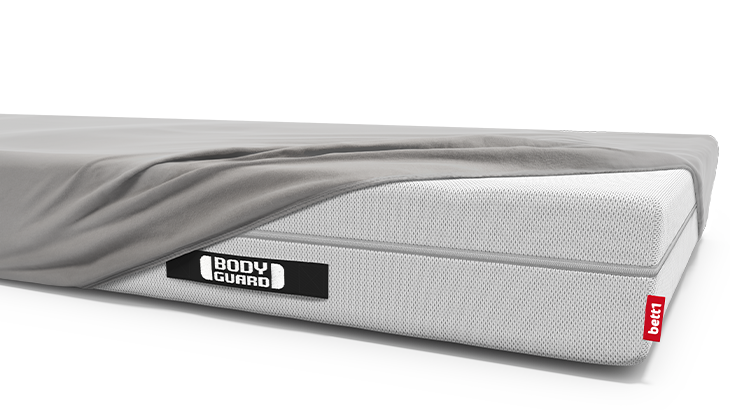 Die BODYGUARD Anti-Kartell-Matratze ist bis auf eine Ecke bezogen mit dem BODYGUARD Jersey-Spannbettlaken