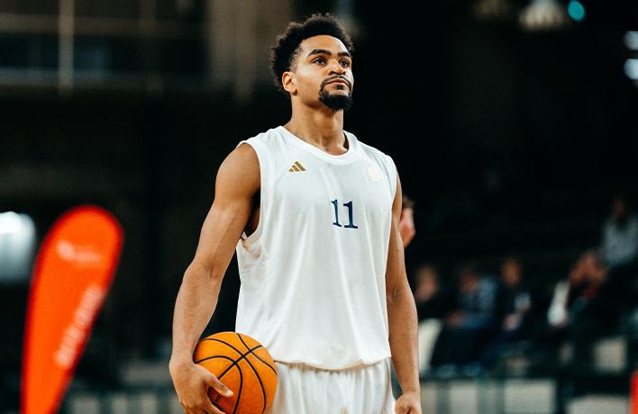 Foto: Ein Spieler der Berlin Braves hält einen Basketball.