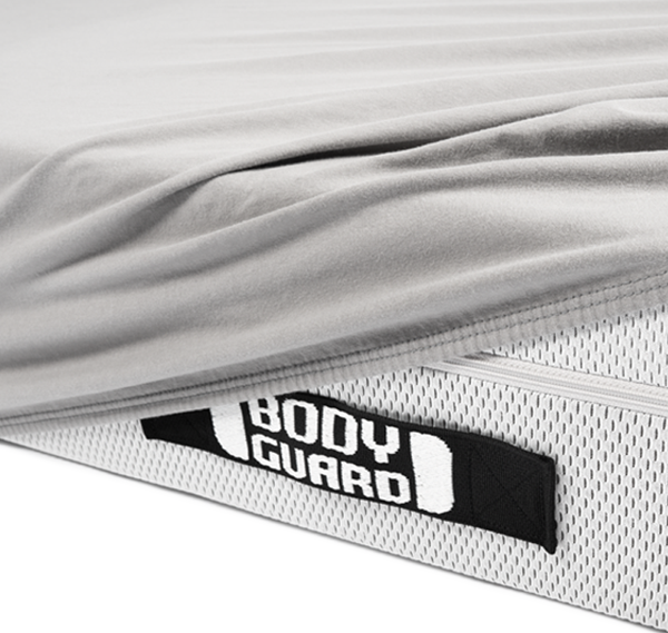 Die BODYGUARD Matratze 90x200 halb bezogen mit dem BODYGUARD Jersey Spannbettlaken