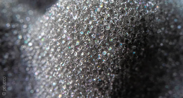 Fokus auf die Poren von Komfortschaum.