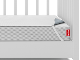 Die SuperBreeze® Kindermatratze mit dem Nässeschutz für Kinder-Matratzen darauf liegt in einem Babybett.	