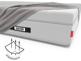 Die BODYGUARD® Boxspring Matratze bezogen mit dem Spannbettlaken extra hoch. Illustration des Stoffes, durch den drei Pfeile gehen. Text: atmungsaktiv	
