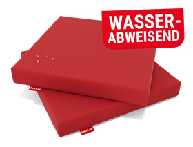 Zwei RAINGUARD Sitzkissen aufeinander liegend. Abperlende Wassertropfen auf der Oberseite. Text: Wasserabweisend