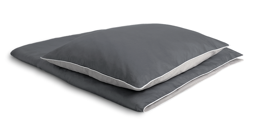 Die SOFT BREEZE® Satin-Bettwäsche bezogen auf einer zusammengelegten Bettdecke mit einem Kissen darauf.