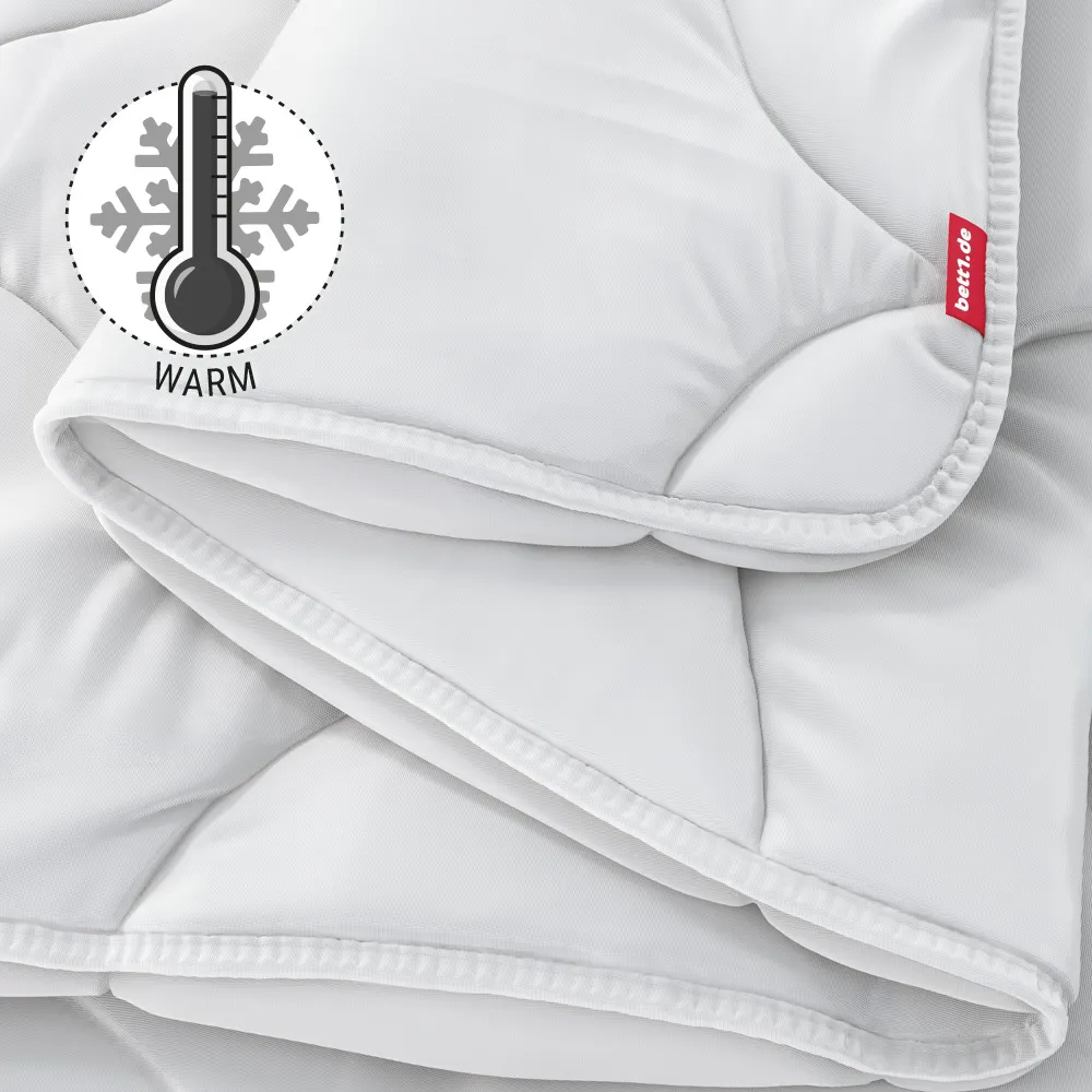 Die zusammengefaltete BODYGUARD Winterdecke warm. Illustration eines Thermometers, das eine hohe Temperatur zeigt. Text: warm