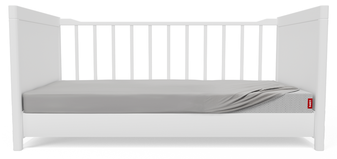 Seitenansicht eines Kinderbetts mit der SuperBreeze Kindermatratze, die mit dem BODYGUARD Kinder-Spannbettlaken 70x140 cm bezogen ist.