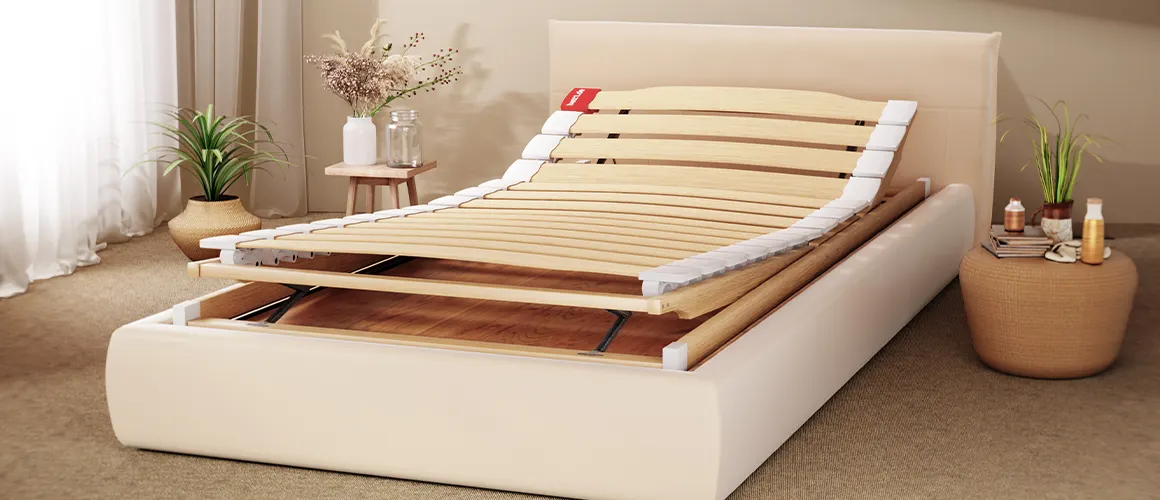 Auf einem Boyspringbett in einem hell eingerichteten Schlafzimmer liegt der BODYGUARD Lattenrost 100x200 cm mit aufgestelltem Kopf- und Fußteil.