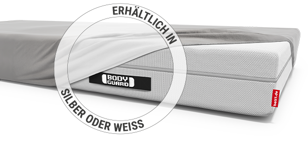 Das zusammengelegte BODYGUARD® Jersey-Spannbettlaken in Silber: Zoom auf das Laken in der weißen Farbvariante; Text Erhältlich in Silber oder Weiß