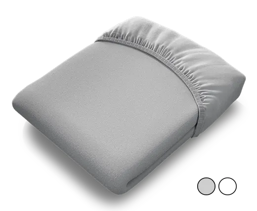 Das BODYGUARD® Kinder-Spannbettlaken aufgezogen auf der SuperBreeze® Kindermatratze, die in einem Kinderbett liegt. Zoom auf das Laken in der weißen Farbvariante. Text: Erhältlich in Silber oder Weiß