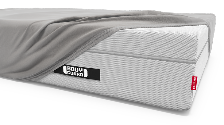 Die BODYGUARD Boxspring-Matratze ist bis auf eine Ecke bezogen mit dem BODYGUARD Spannbettlaken extra hoch