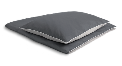 Die SOFT BREEZE® Satin-Bettwäsche bezogen auf einer zusammengelegten Bettdecke mit einem Kissen darauf.