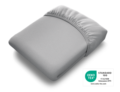 Das BODYGUARD® Kinder-Spannbettlaken in Silber zusammengelegt. Das Oeko-Tex® Standard 100 Siegel