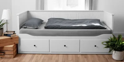 Foto: Ein Couchbett mit Schubladen, darauf Bettzeug mit BODYGUARD Bettwäsche 135x200 cm und Laken bezogen.