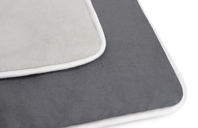 Die SOFT BREEZE® Satin-Bettwäsche: Eine Ecke der hellen silbernen Seite liegt auf der dunklen anthrazitfarbenen.