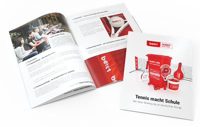 Zwei Begleithefte zur Initiative „Tennis macht Schule“. Das linke ist aufgeschlagen, das rechte geschlossen.
