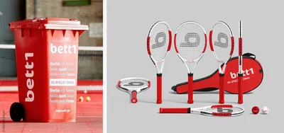 Foto: Links eine rote Tonne mit der Aufschrift „bett1.de – Tennis macht Schule“; rechts mehrere Tennisschläger, eine Schlägertasche mit der Aufschrift „bett1.de – Du spielst Tennis“ und zwei Tennisbälle.