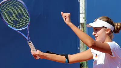 Tennisspielerin Milena Steinkamp jubelt auf dem Tennisplatz mit erhobener Faust und Schläger in der Hand.