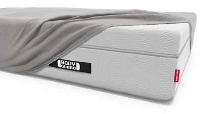 Die BODYGUARD Boxspring-Matratze ist bis auf eine Ecke bezogen mit dem BODYGUARD Spannbettlaken extra hoch